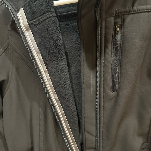 Great fall/winter coat: has a fleece like lining/detachable hood/zip up pockets - Picture 7 of 7